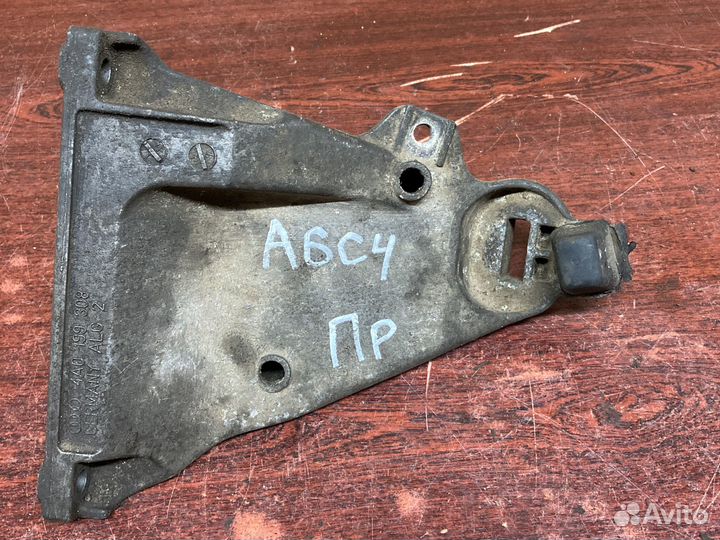 Правый кронштейн двигателя ауди 100 С4