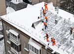 Уборка снега с кровли альпинистами в Москве