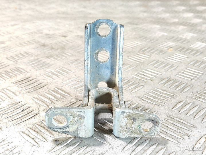 Петля двери задней правой нижняя Mitsubishi L200 2