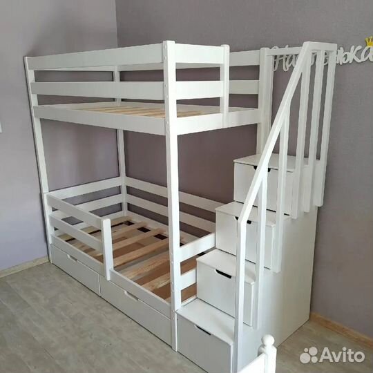 Двухъярусная кровать с лестницей
