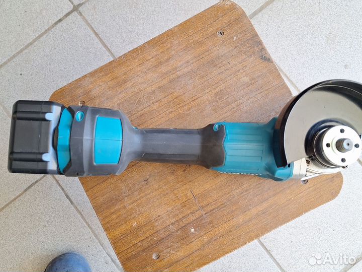 Аккумуляторная болгарка makita безщёточная
