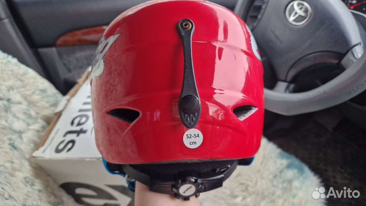 Горные лыжи, шлем и очки