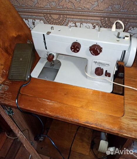 Швейная машина Чайка 143