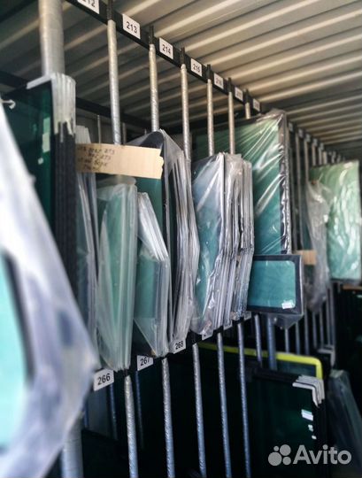 Стекло переднее левое Caterpillar 950