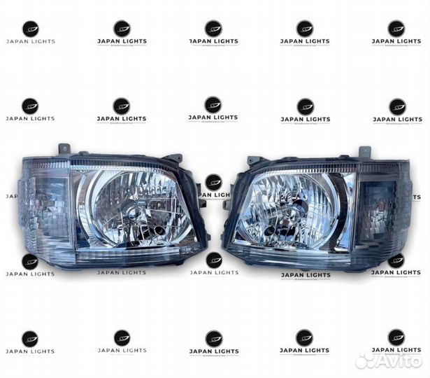 Фары хрустальные передние Toyota Hiace 200