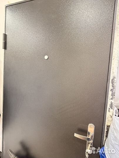 Дверь входная металлическая от застройщика