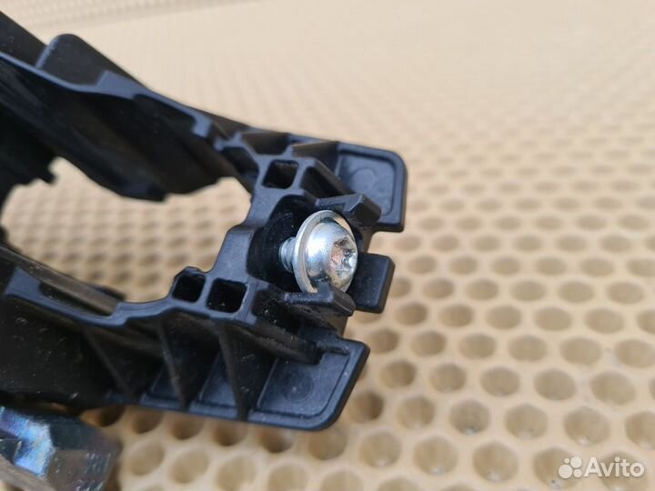 Кронштейн ручки двери левый Infiniti