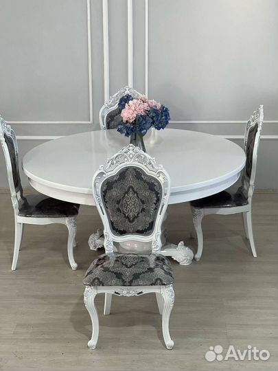 Кухонный стол и стулья новые