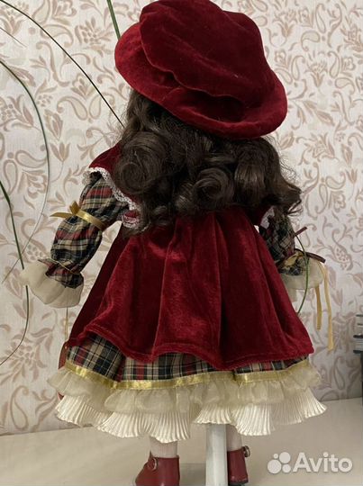 Фарфоровая кукла