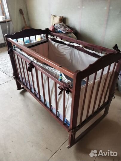 Детская кроватка с маятником