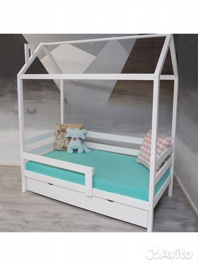 Кроватка из натурального дерева с бортиком для мал