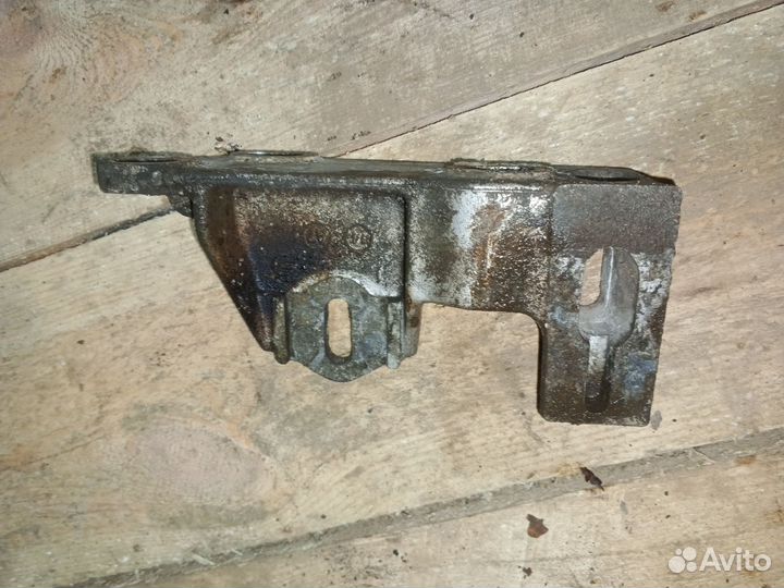 Кронштейн крепления двигателя Seat Alhambra 1999г