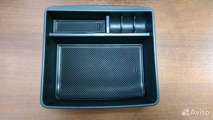 Контейнер в подлокотник Toyota Land Cruiser Prado