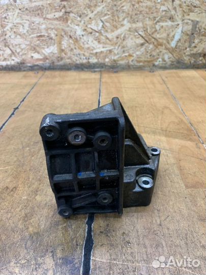 Кронштейн двигателя Ford Fiesta fxjb 2004