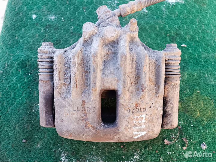 Суппорт передний левый Toyota Corolla 8 E110 2000г