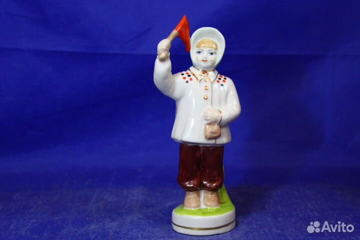 Фарфоровая статуэтка Девочка С флажком На парад Сч