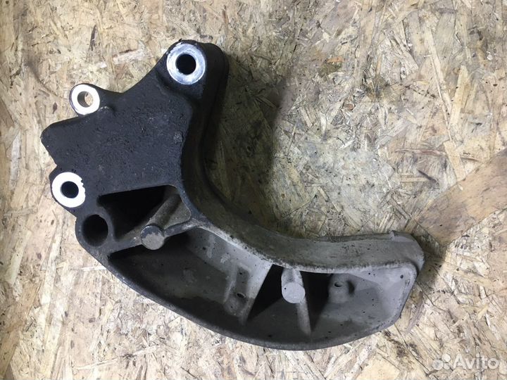 Лапа двигателя Mercedes w245 M266