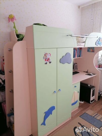 Детская кровать чердак со столом и шкафом