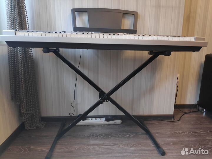 Цифровое пианино/синтезатор Yamaha DGX-230