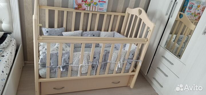 Детская кроватка с продольным маятником