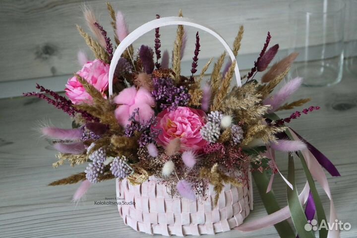 Букет из сухоцветов в корзине