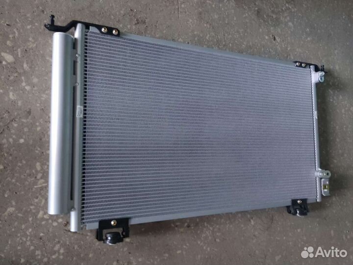 Радиатор кондиционера Тойота Авенсис 03-08 г.в