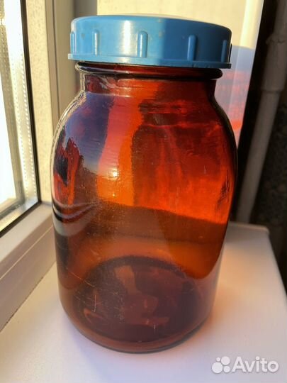 Банка из коричневого стекла с крышкой