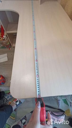 Угловой письменный стол с полками