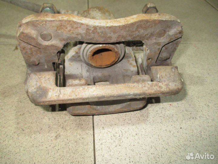 Суппорт задний левый Hyundai Tucson 1 (JM)