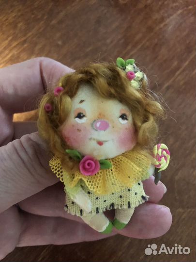 Брошь кукла