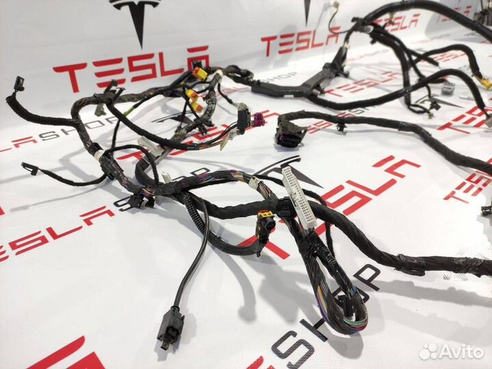Электропроводка центральной панели Tesla Model Y