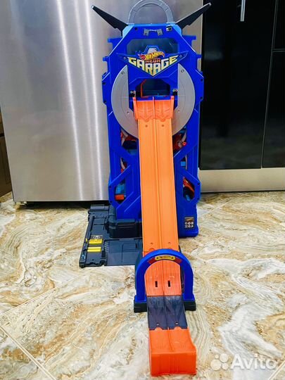 Hot Wheels Mega Garage гараж лифт-паковка