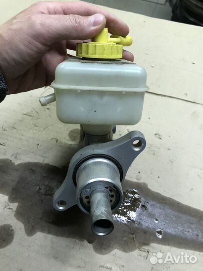 Главный тормозной цилиндр Skoda Octavia A4 Tour