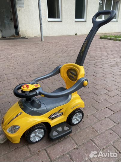 Машинка каталка с ручкой