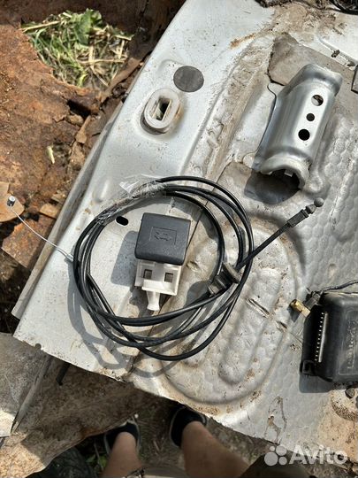 Трос открытия капота тойота королла е 120