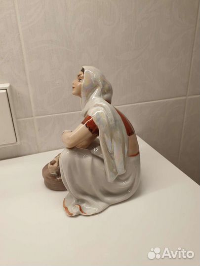 Фарфоровая статуэтка