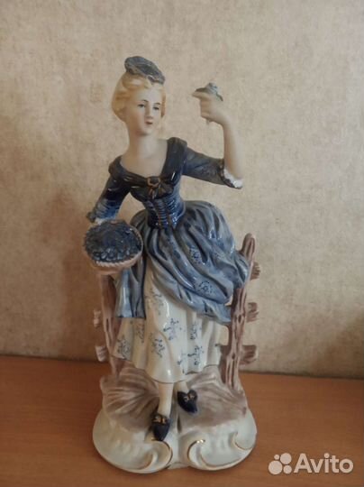 Большая стуэтка фарфор Девушка Цветочница