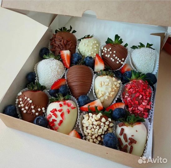 Букет с клубникой и цветами, клубника в шоколаде
