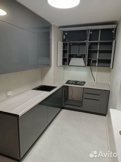 Глянцевая серая кухня в наличии
