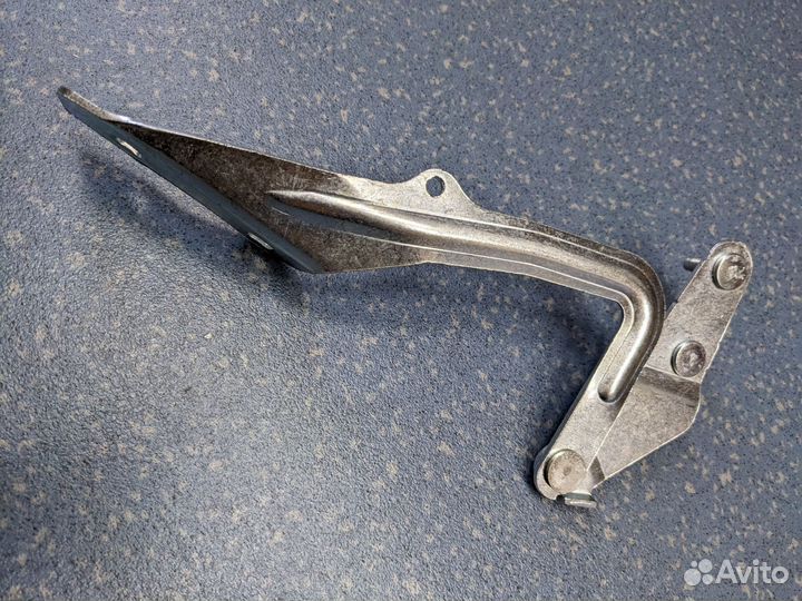 Петля капота правая Ford Focus 2 1595455