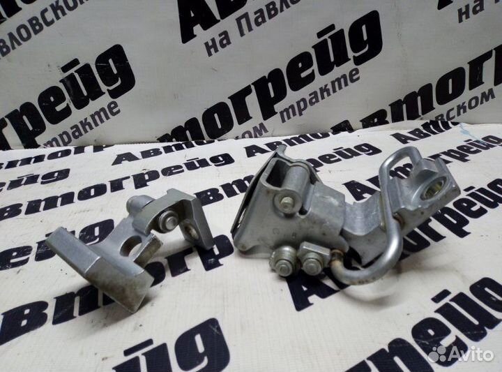 Петля дверная задняя правая Volkswagen Touareg 7LA