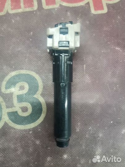 Форсунка омывателя фары передняя правая Toyota Lan