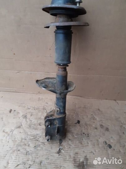 Амортизатор передний Митцубиси Ланцер CB 1992-2000