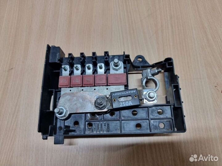 Блок силовых предохранителей Opel Astra J