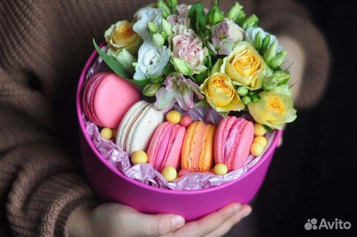 Подарочные наборы на 8 марта с цветами и сладким