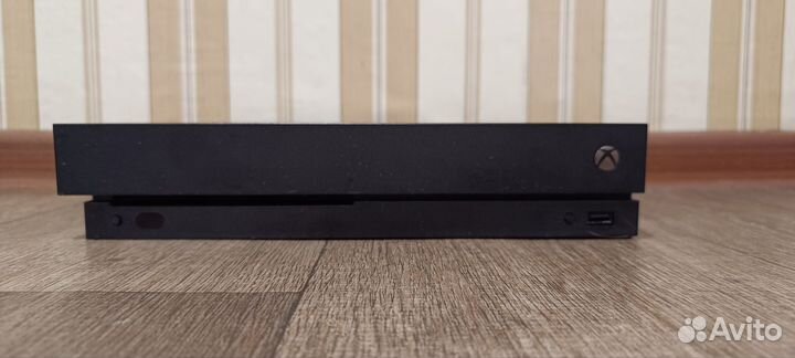 Xbox one x 2tb+3 игры