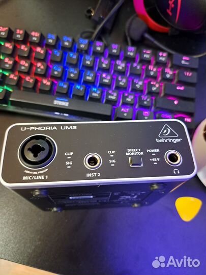 Студийный комплект AKG p220 + berhringer um2