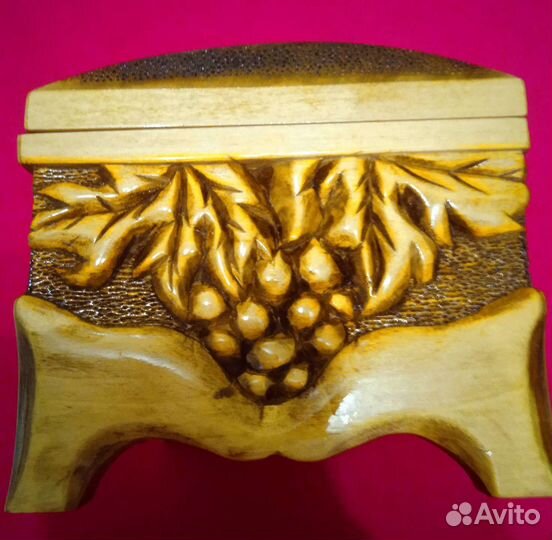 Шкатулка–ларец деревянная лакированная