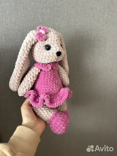 Заяц вязаный с длинными ушами