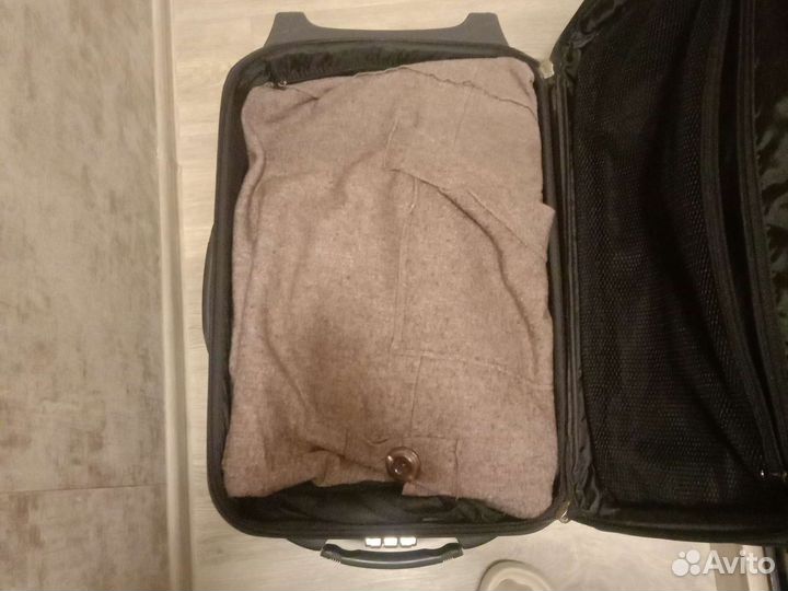 Чемодан вещей разного размера